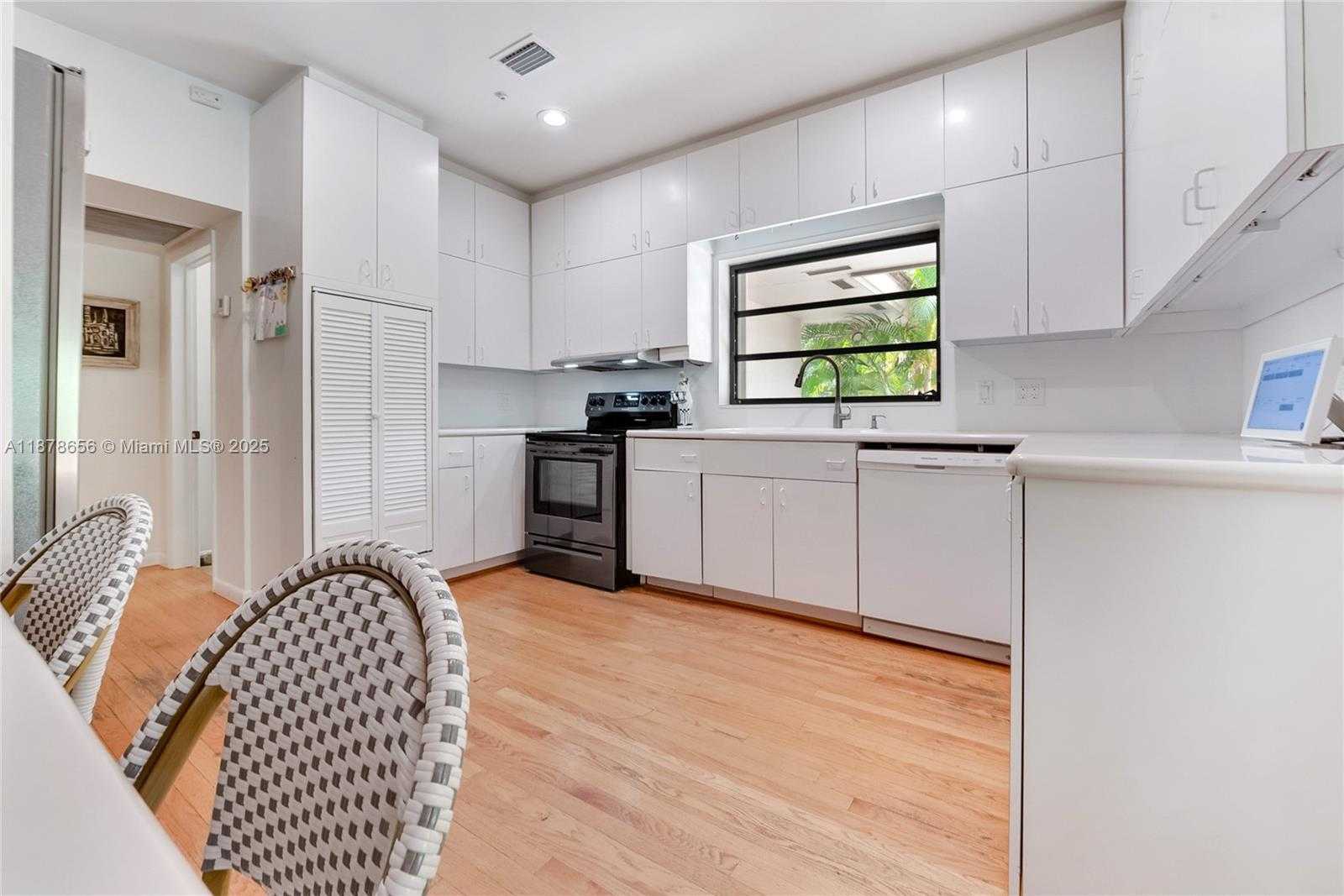 Small Image of 8290 LA RAMPA ST, Coral Gables Number 16