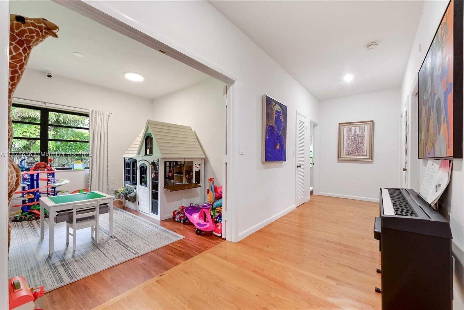 Small Image of 8290 LA RAMPA ST, Coral Gables Number 19