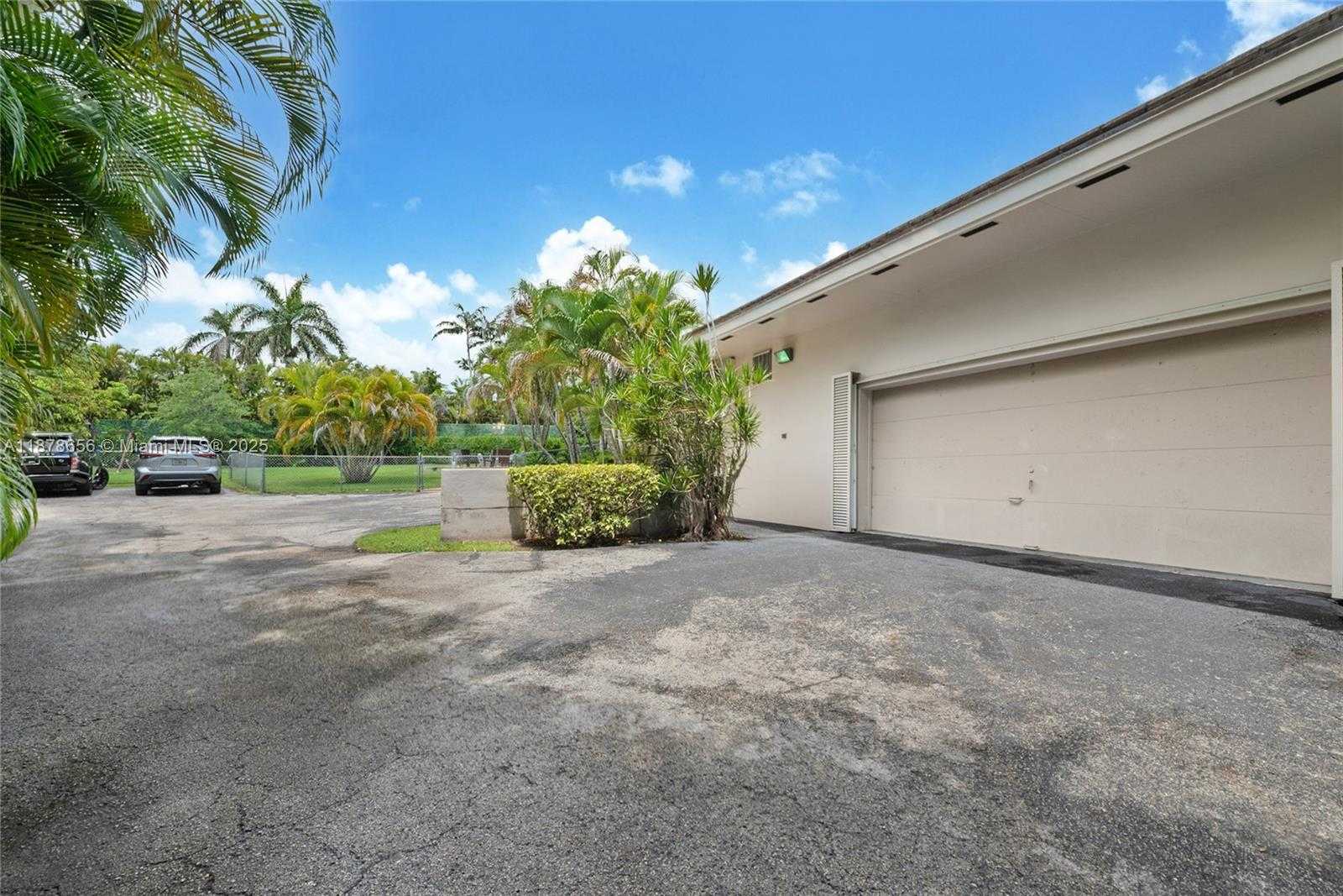 Small Image of 8290 LA RAMPA ST, Coral Gables Number 26