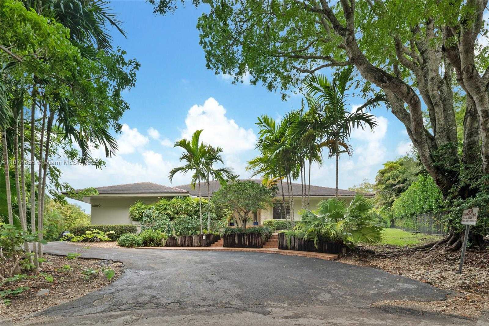 Small Image of 8290 LA RAMPA ST, Coral Gables Number 3