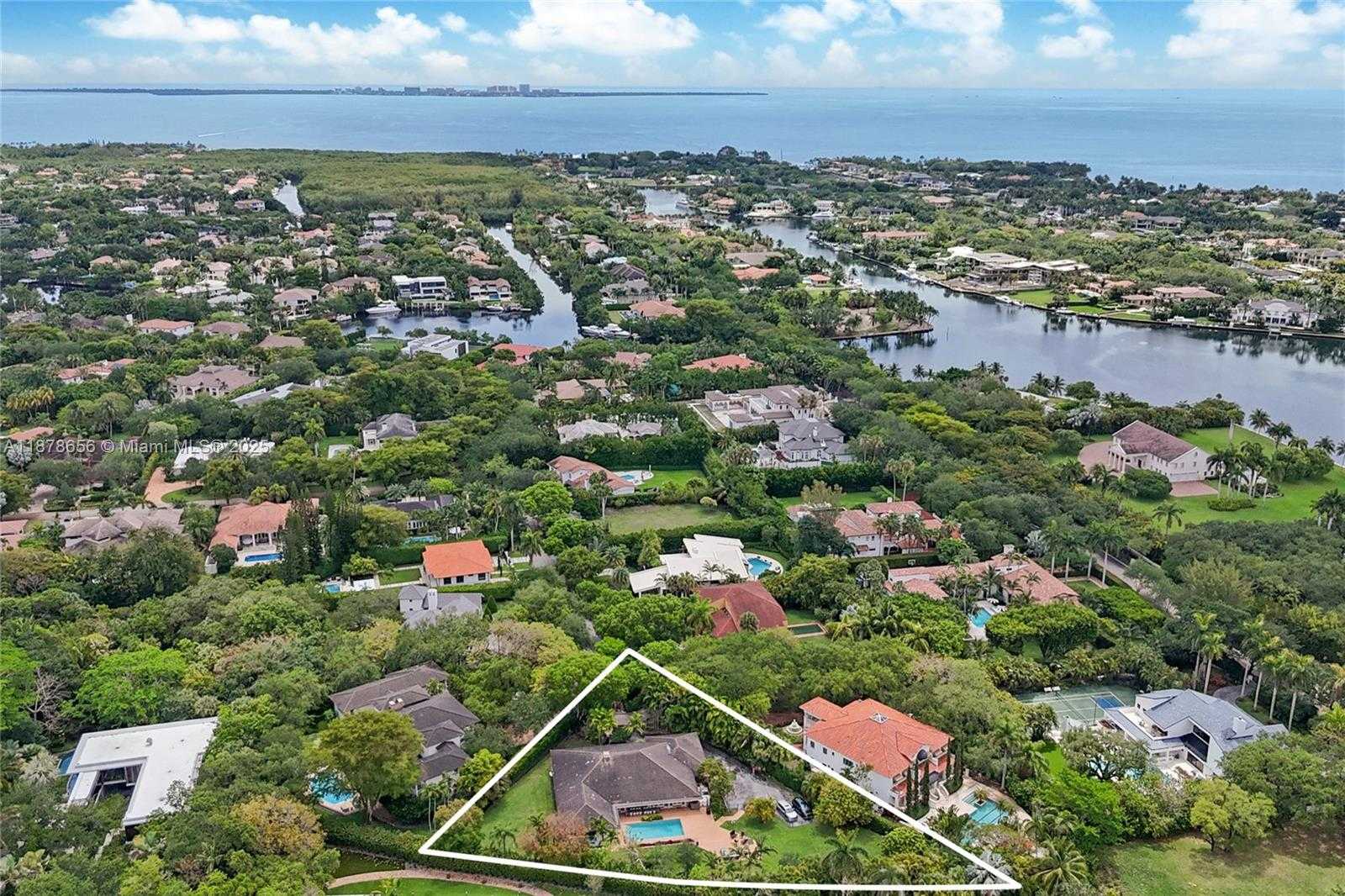 Small Image of 8290 LA RAMPA ST, Coral Gables Number 4