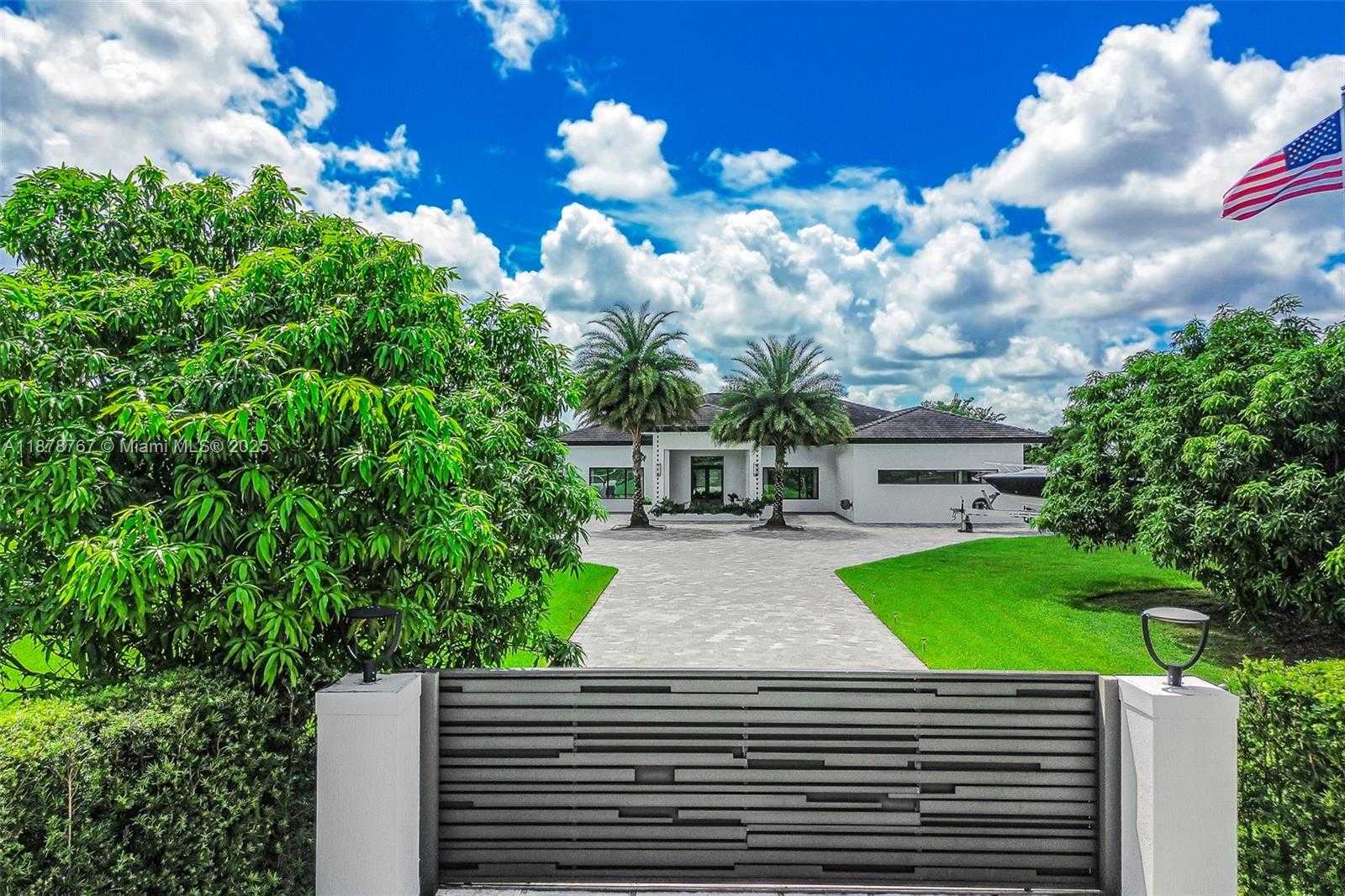 Small Image of 17950 SOUTH WEST 192ND ST, Miami Number 2