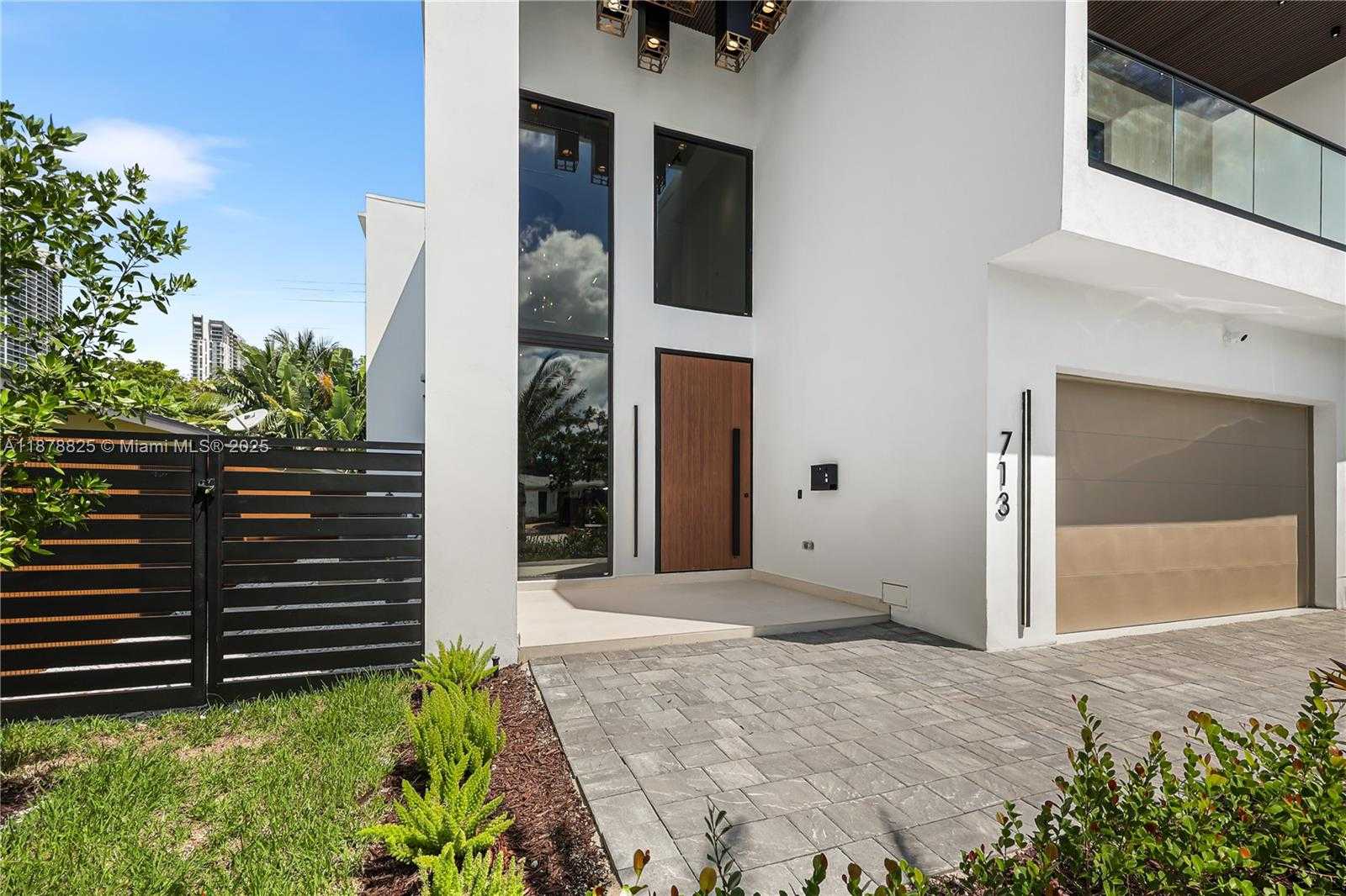 Small Image of 713 SOUTH EAST 6TH ST, Fort Lauderdale Number 2