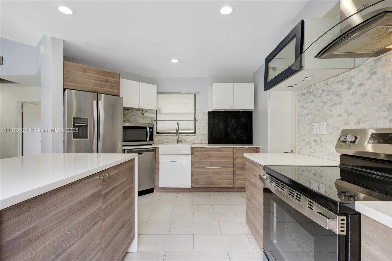 Small Image of 640 SOUTH WEST 113TH TER, Pembroke Pines Number 2