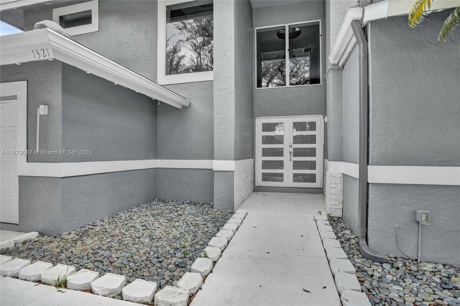 Small Image of 1321 SOUTH WEST 102ND AVE, Pembroke Pines Number 4