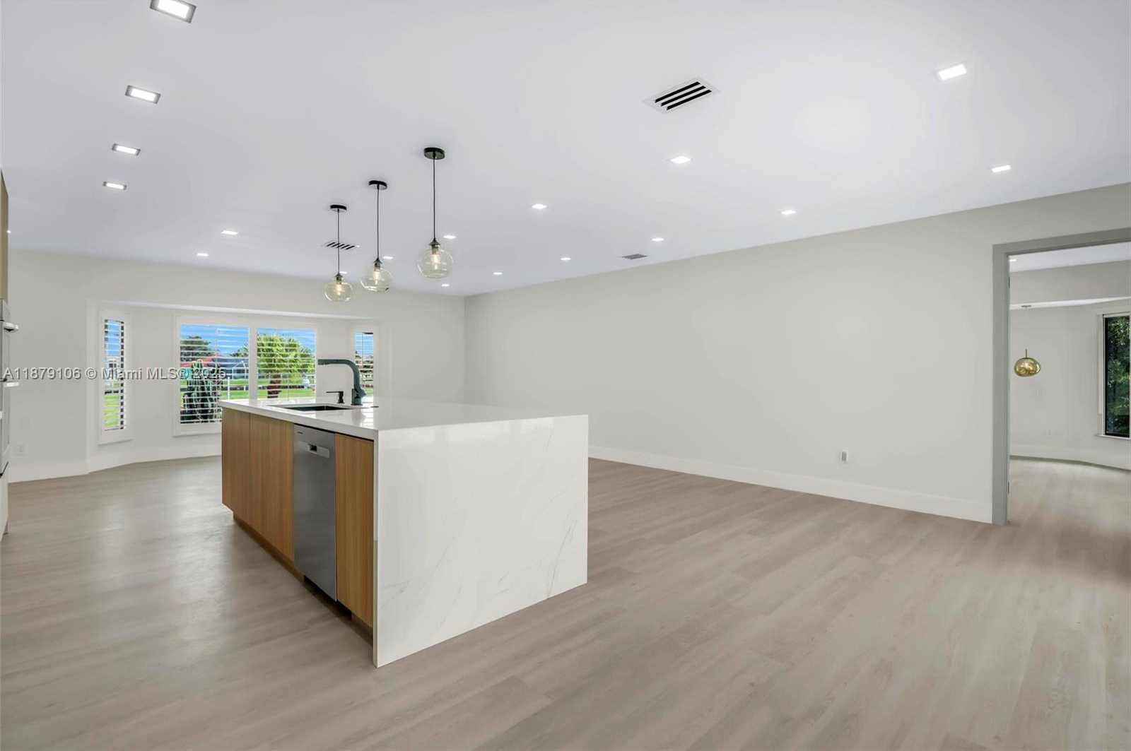 Small Image of 105 SINCLAIR ST SE, Port Charlotte Number 10