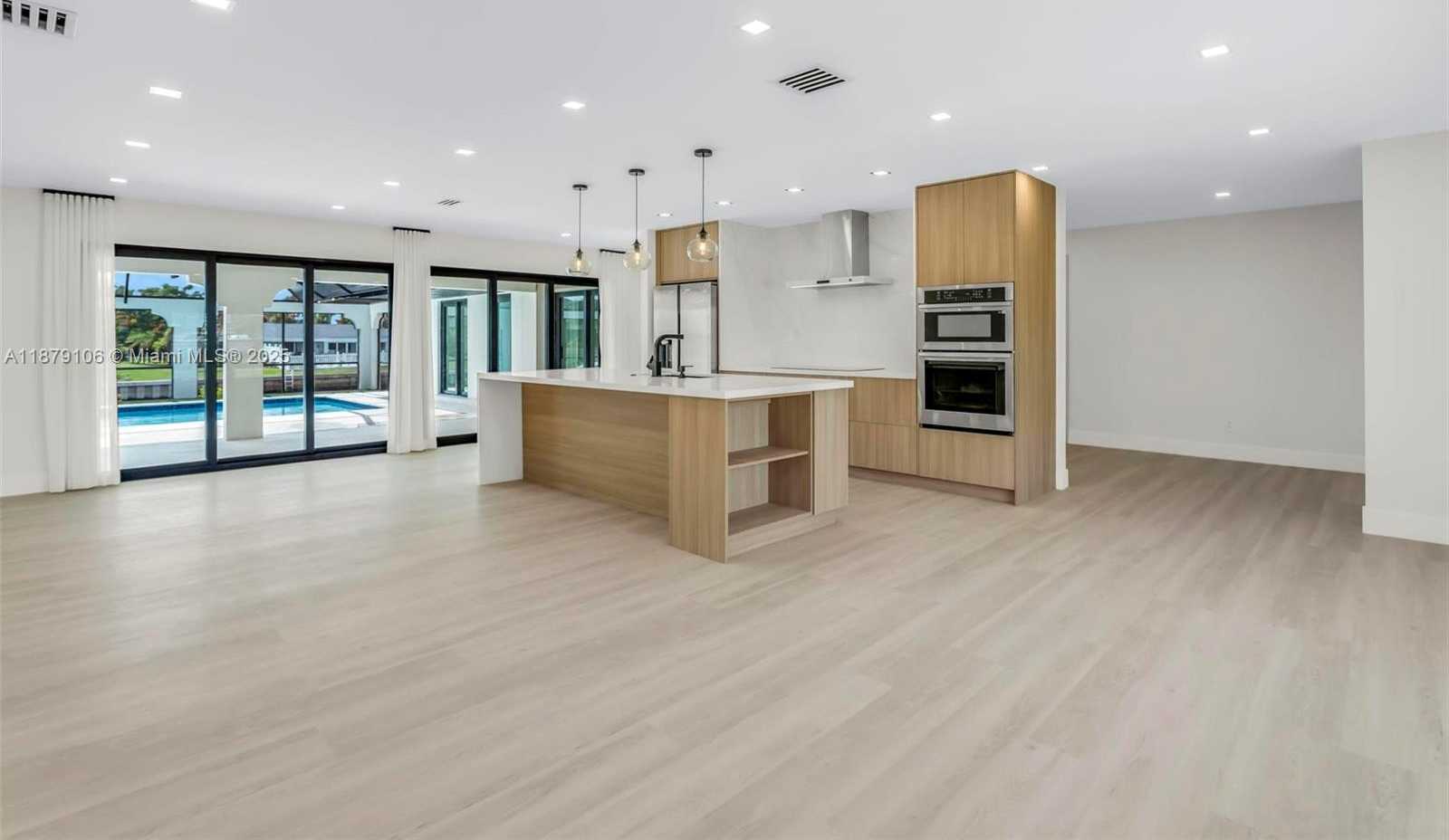 Small Image of 105 SINCLAIR ST SE, Port Charlotte Number 4