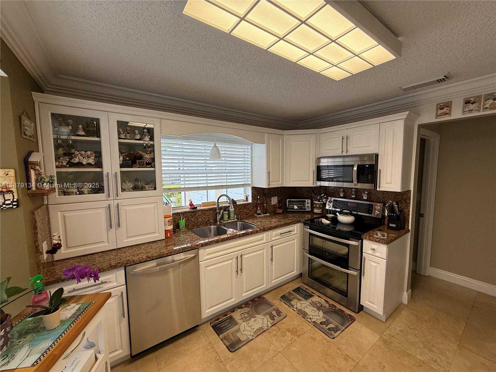 Small Image of 1040 WILSHIRE CIR W, Pembroke Pines Number 10