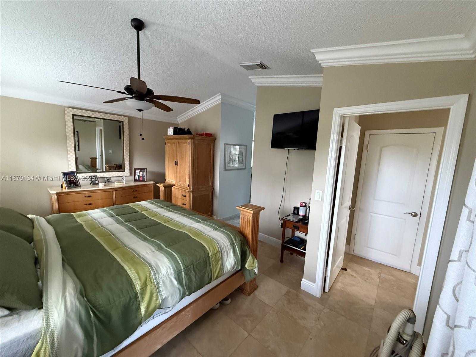 Small Image of 1040 WILSHIRE CIR W, Pembroke Pines Number 14