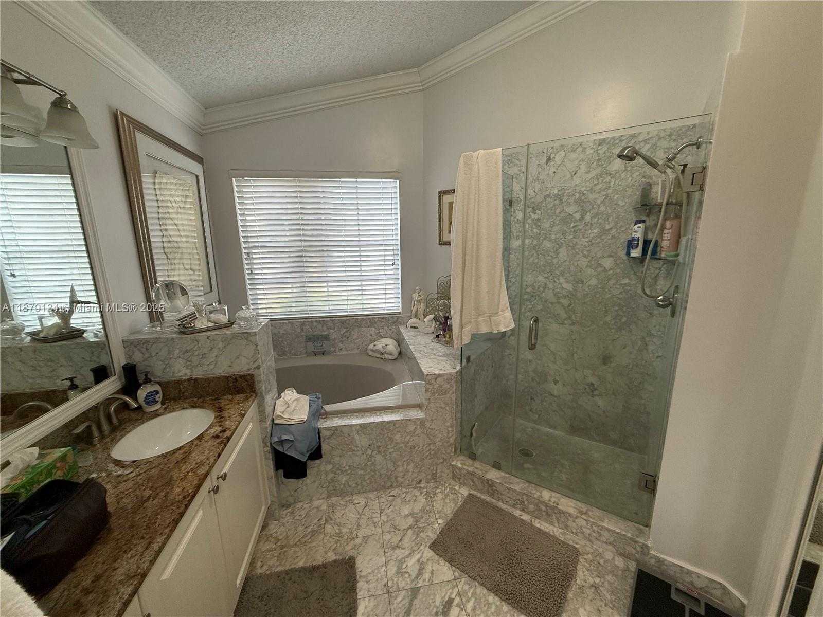Small Image of 1040 WILSHIRE CIR W, Pembroke Pines Number 15