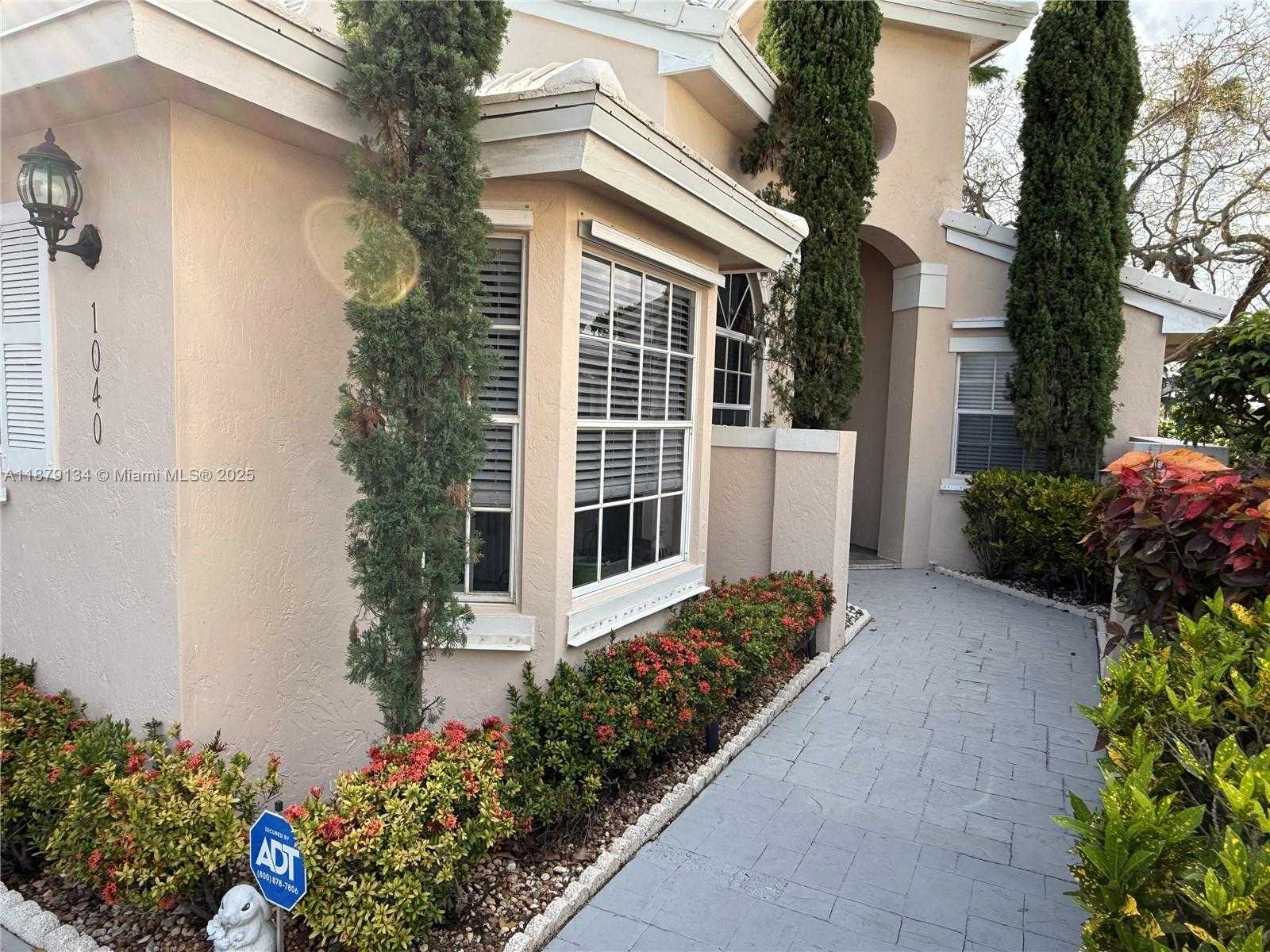 Small Image of 1040 WILSHIRE CIR W, Pembroke Pines Number 2