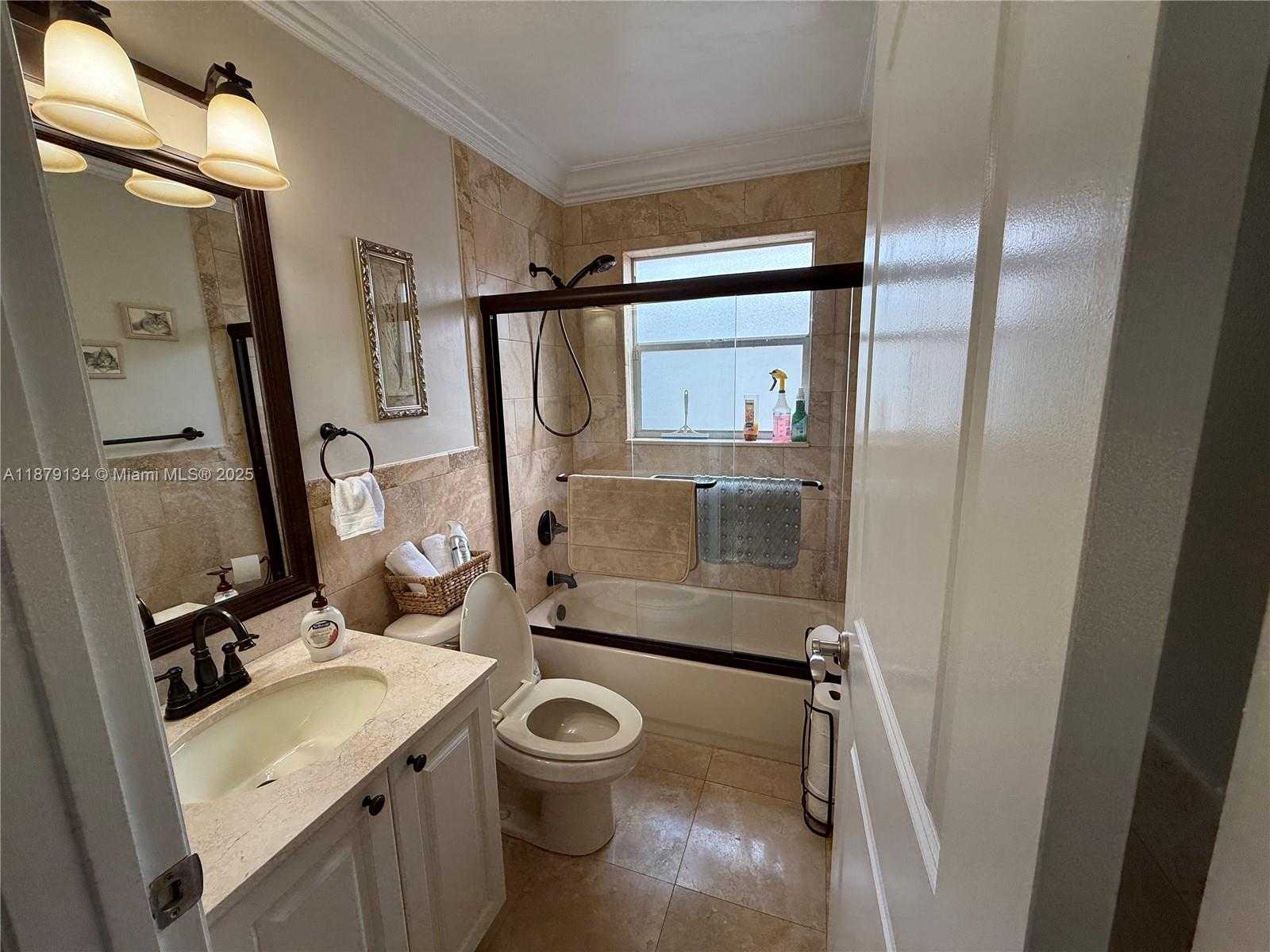 Small Image of 1040 WILSHIRE CIR W, Pembroke Pines Number 23