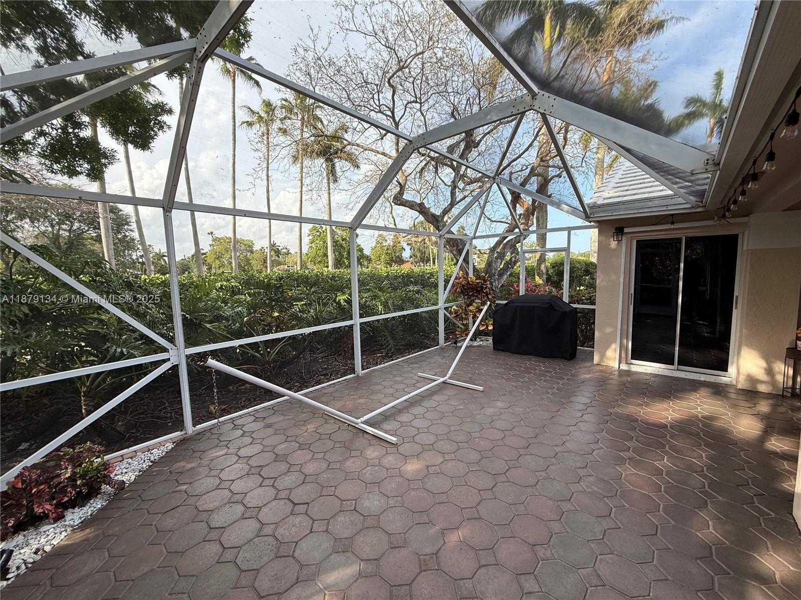 Small Image of 1040 WILSHIRE CIR W, Pembroke Pines Number 28