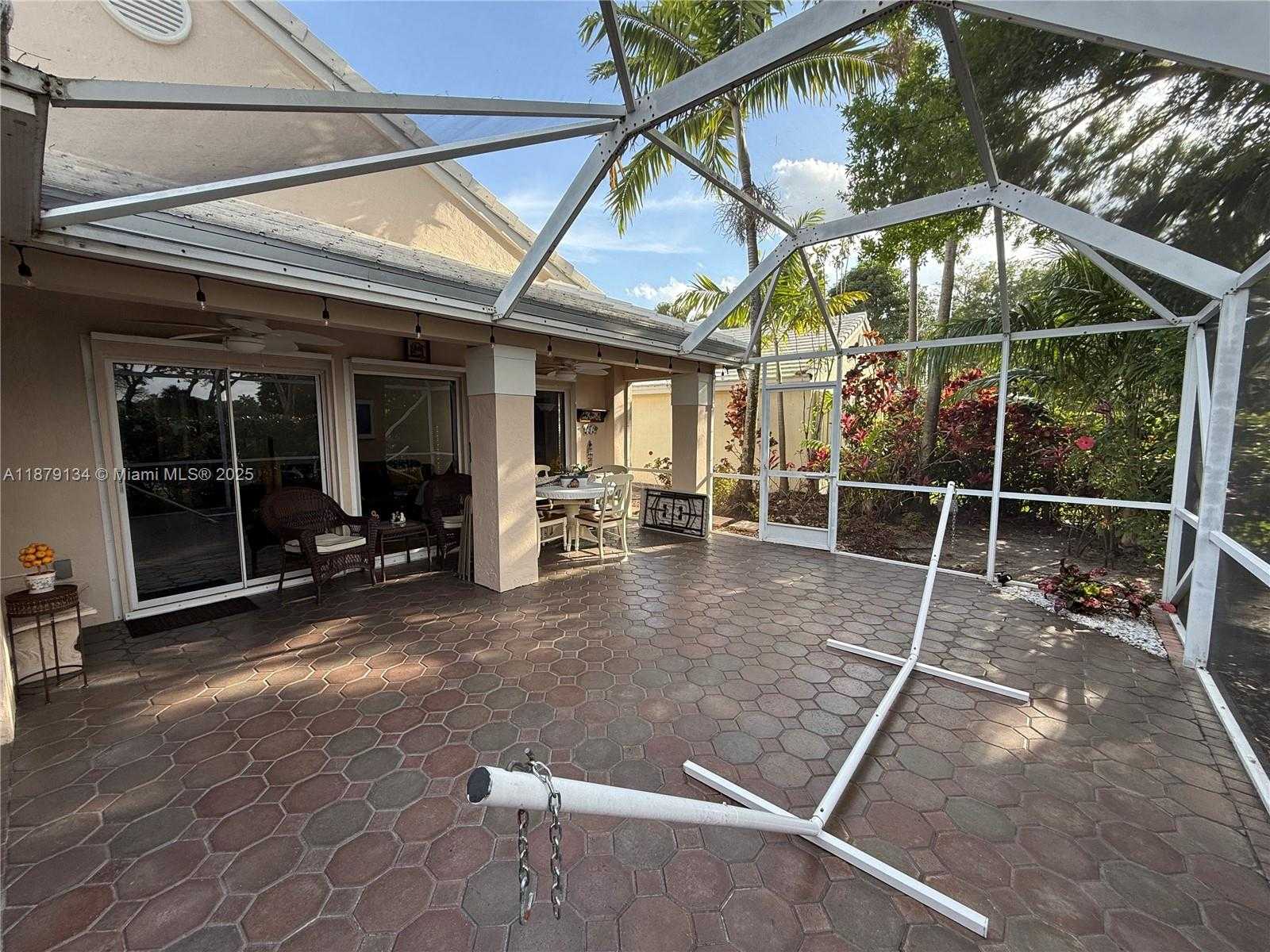 Small Image of 1040 WILSHIRE CIR W, Pembroke Pines Number 29