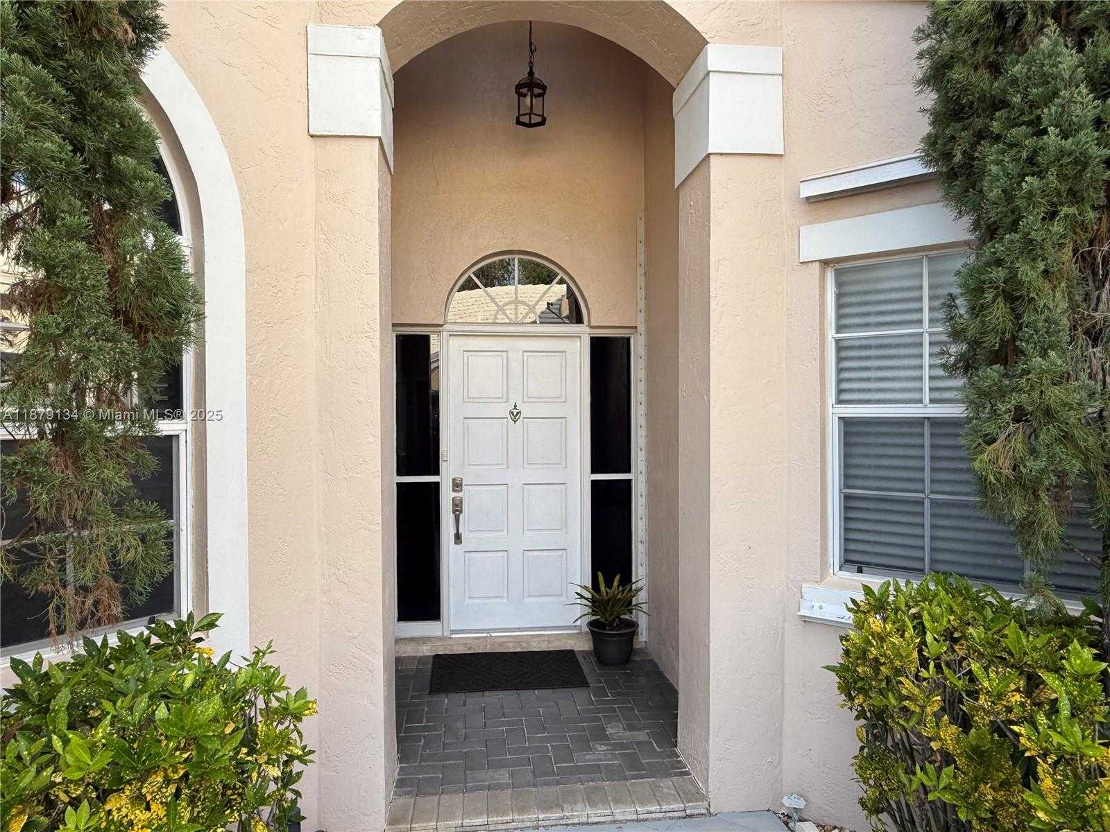 Small Image of 1040 WILSHIRE CIR W, Pembroke Pines Number 3