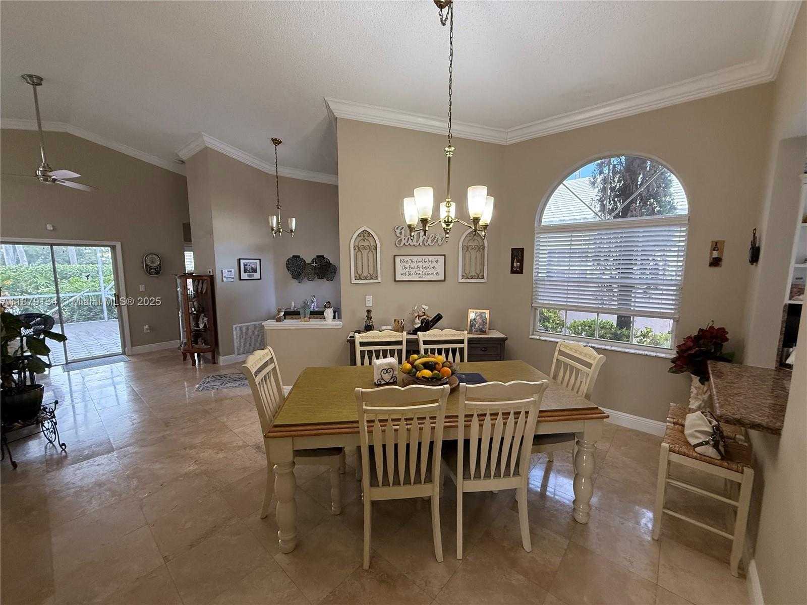 Small Image of 1040 WILSHIRE CIR W, Pembroke Pines Number 4
