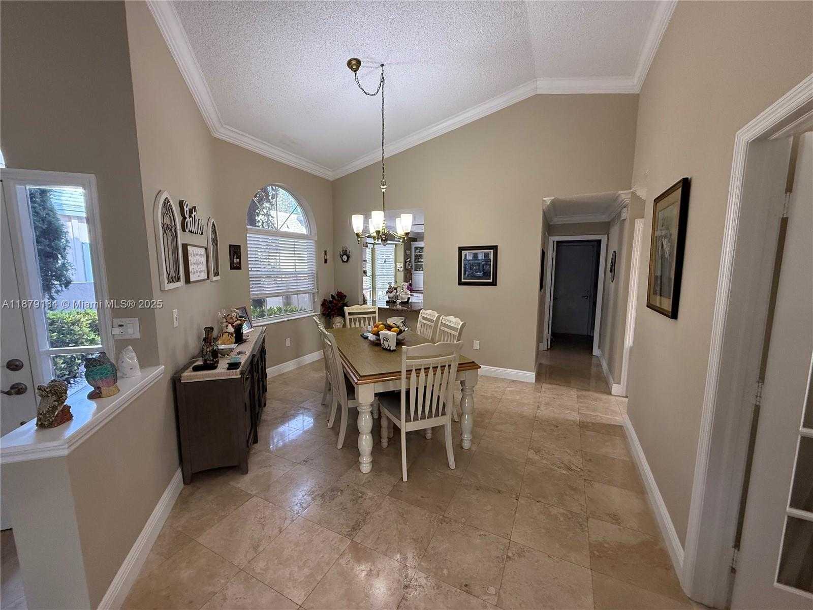 Small Image of 1040 WILSHIRE CIR W, Pembroke Pines Number 5