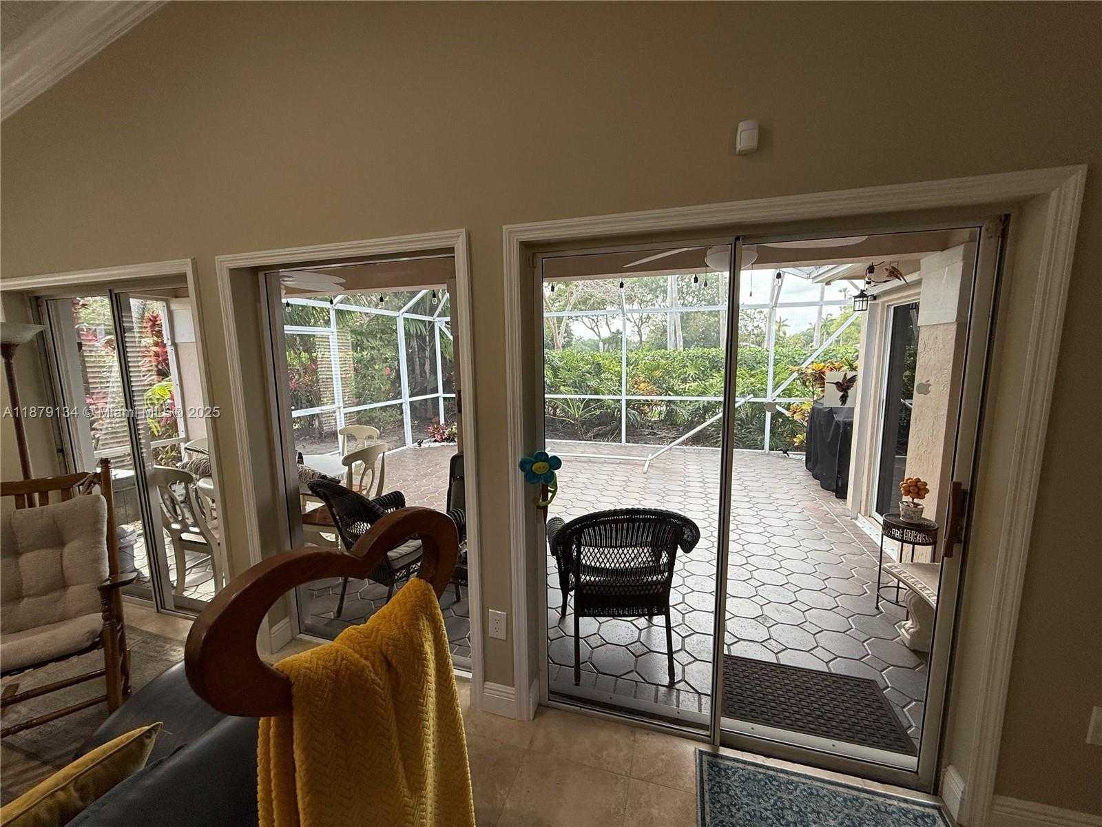 Small Image of 1040 WILSHIRE CIR W, Pembroke Pines Number 7