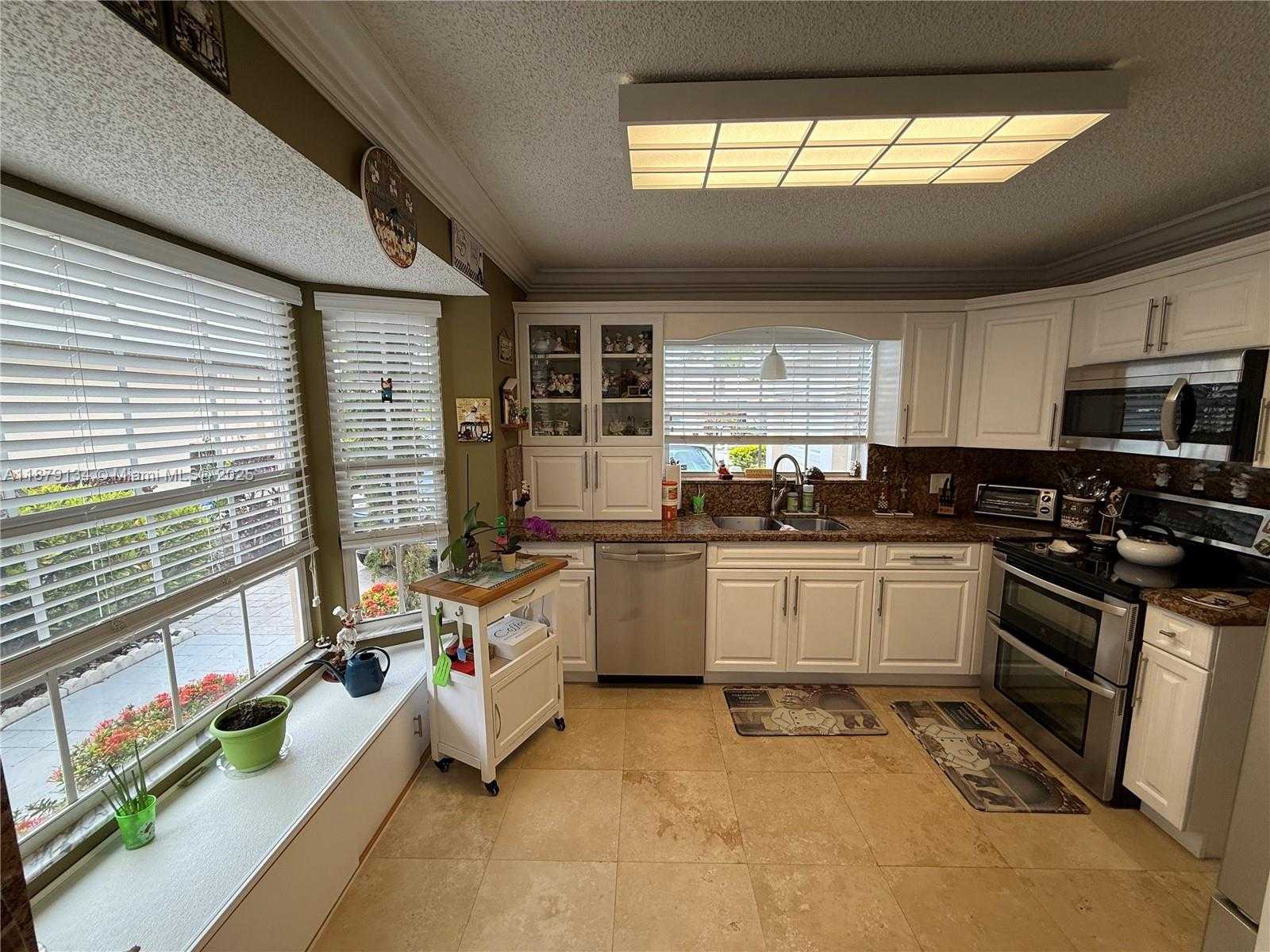 Small Image of 1040 WILSHIRE CIR W, Pembroke Pines Number 9
