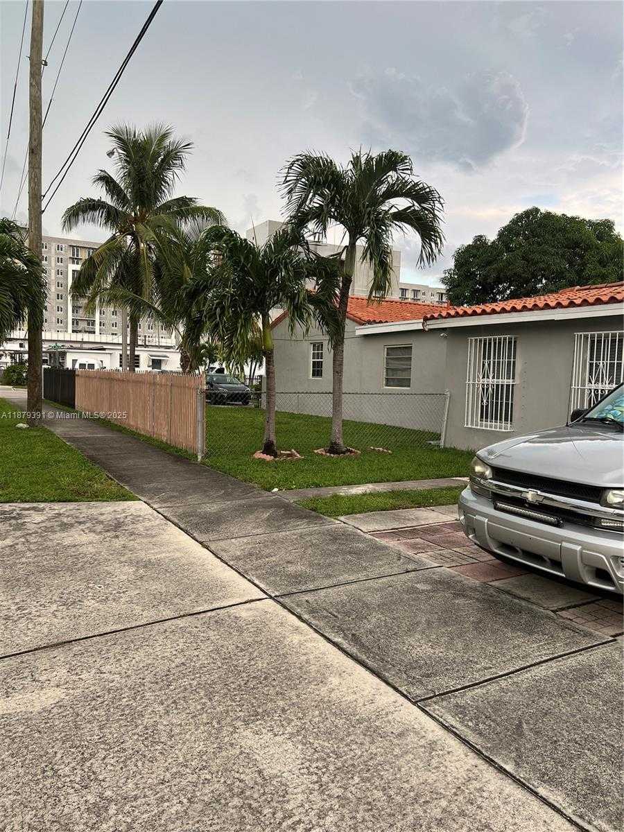Small Image of 904 EAST 24TH ST, Hialeah Number 2