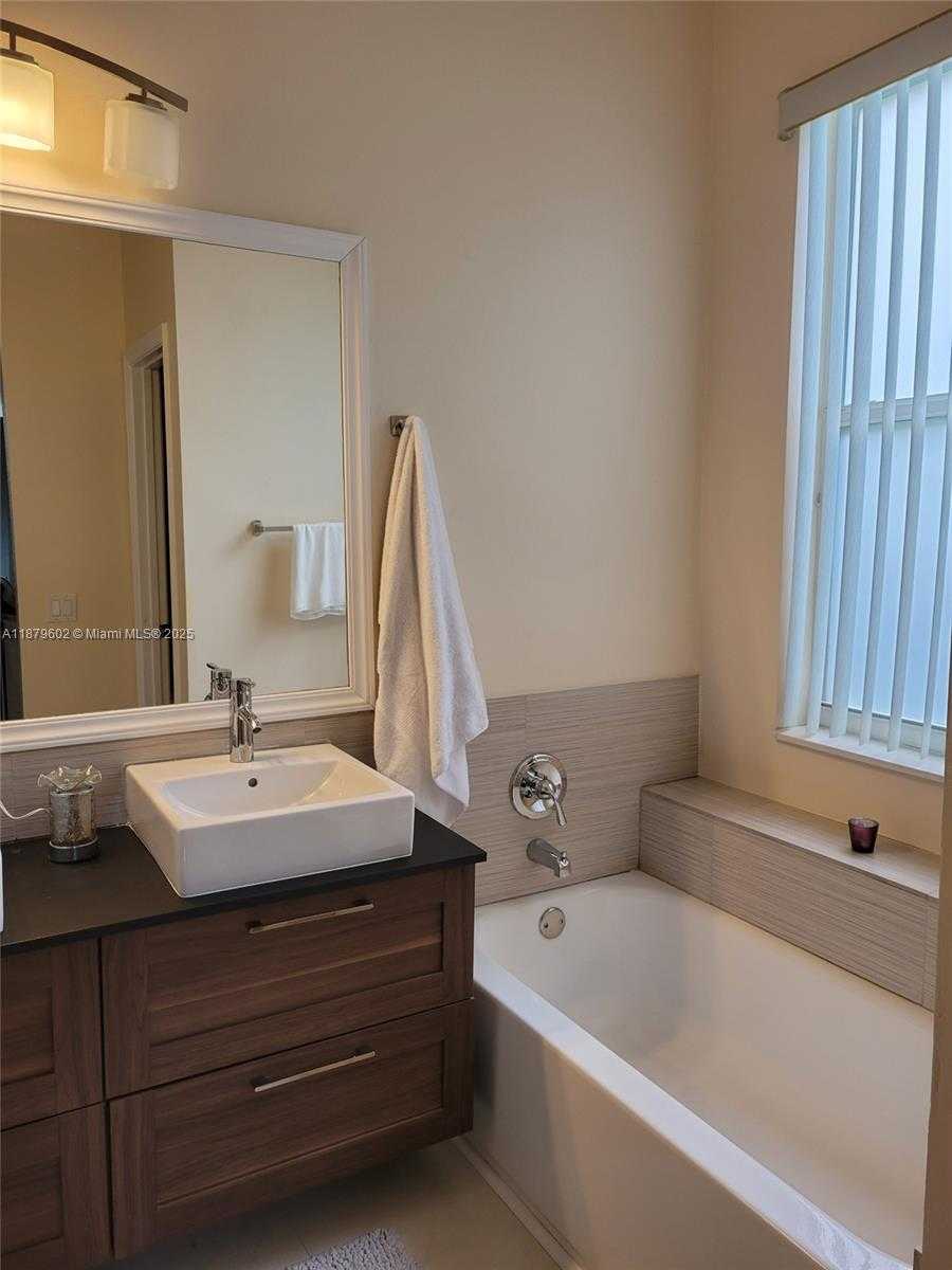 Small Image of 1569 WINTERBERRY LN, Weston Number 10