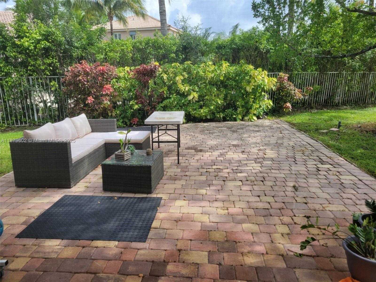 Small Image of 1569 WINTERBERRY LN, Weston Number 2