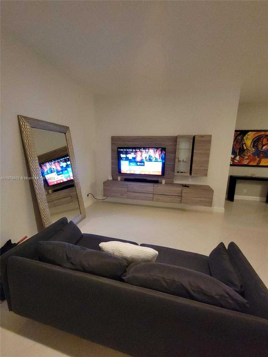 Small Image of 1569 WINTERBERRY LN, Weston Number 6
