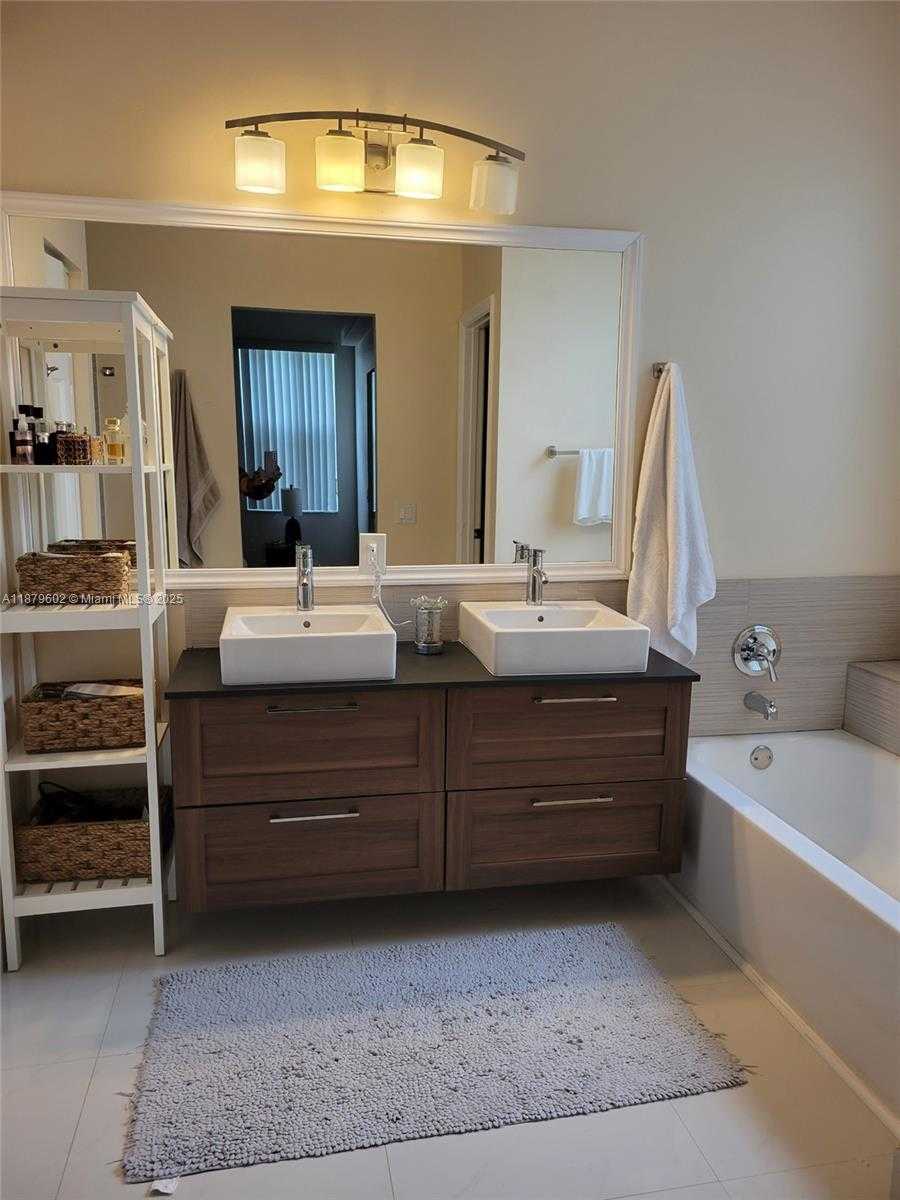 Small Image of 1569 WINTERBERRY LN, Weston Number 9