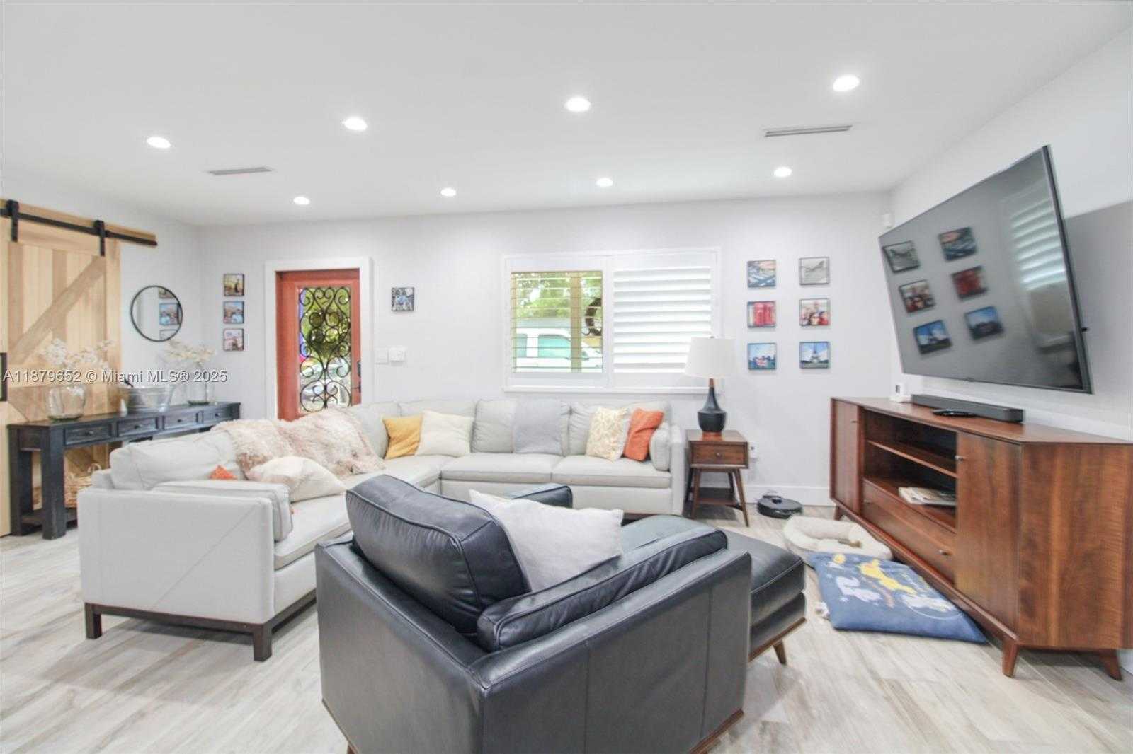 Small Image of 15000 EGAN LN, Miami Lakes Number 3