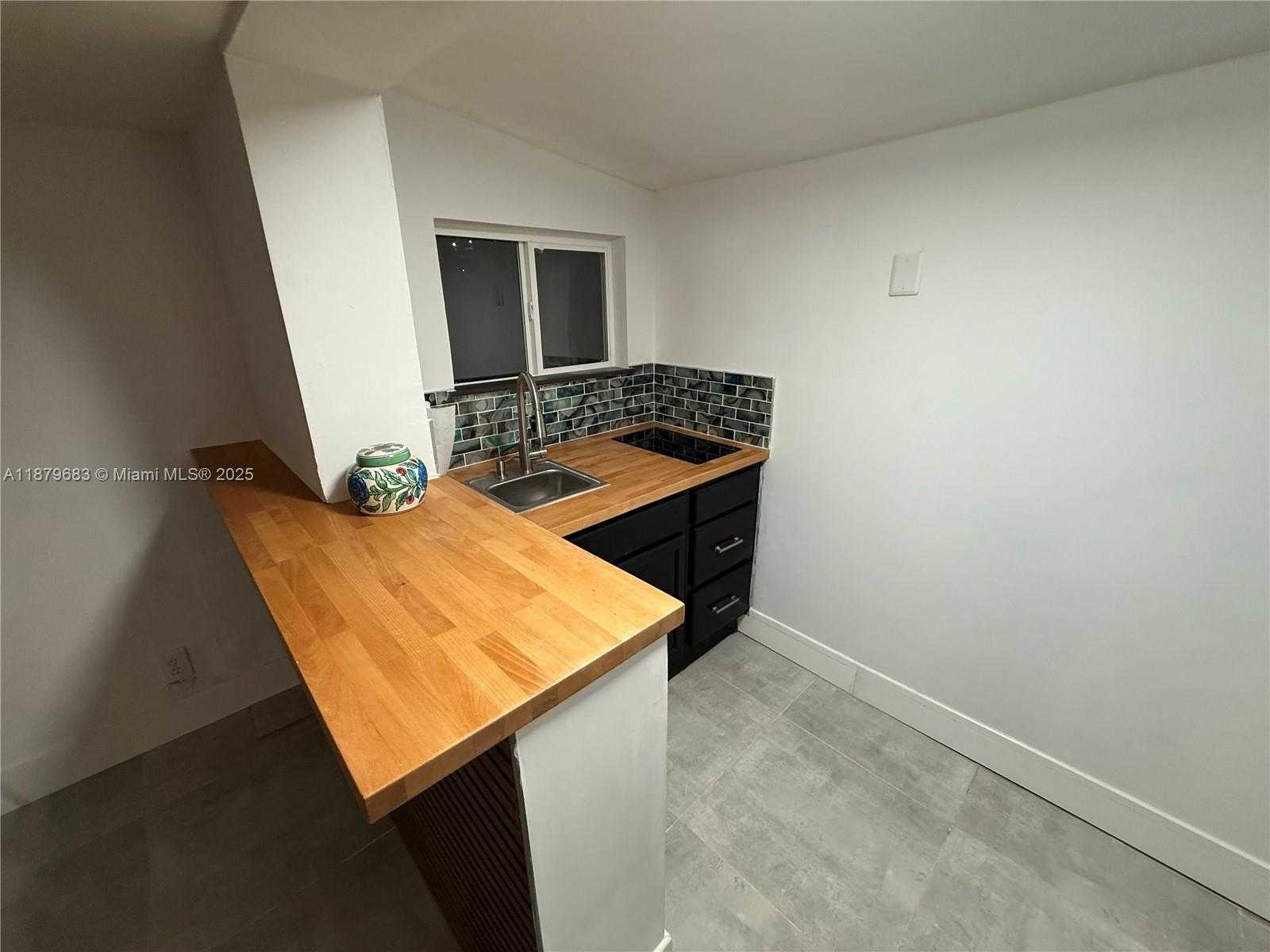 Small Image of 691 NORTH WEST 7TH ST RD, Miami Number 10