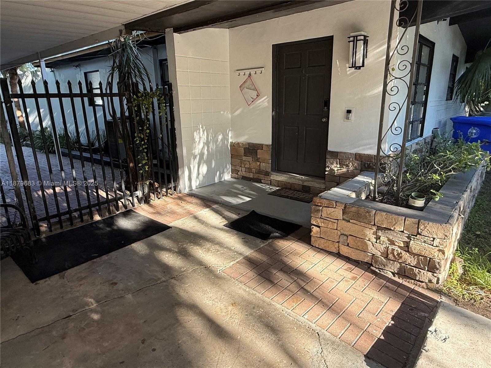 Small Image of 691 NORTH WEST 7TH ST RD, Miami Number 3
