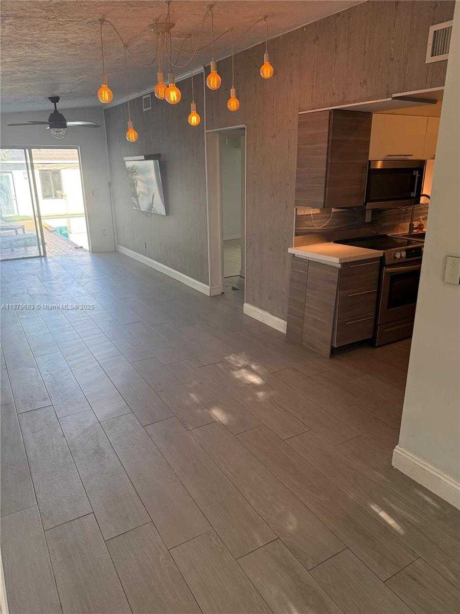 Small Image of 691 NORTH WEST 7TH ST RD, Miami Number 38