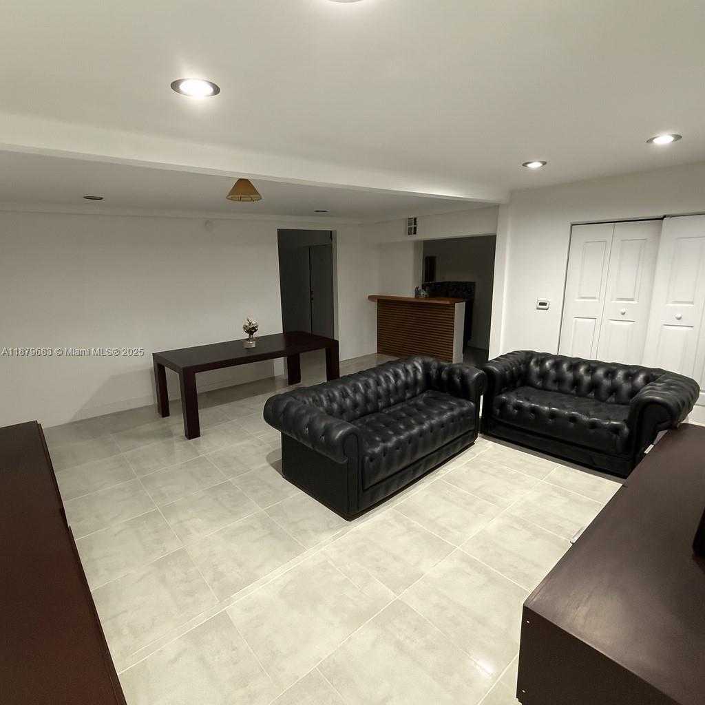 Small Image of 691 NORTH WEST 7TH ST RD, Miami Number 4