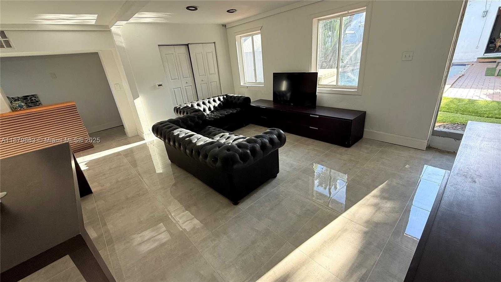 Small Image of 691 NORTH WEST 7TH ST RD, Miami Number 6