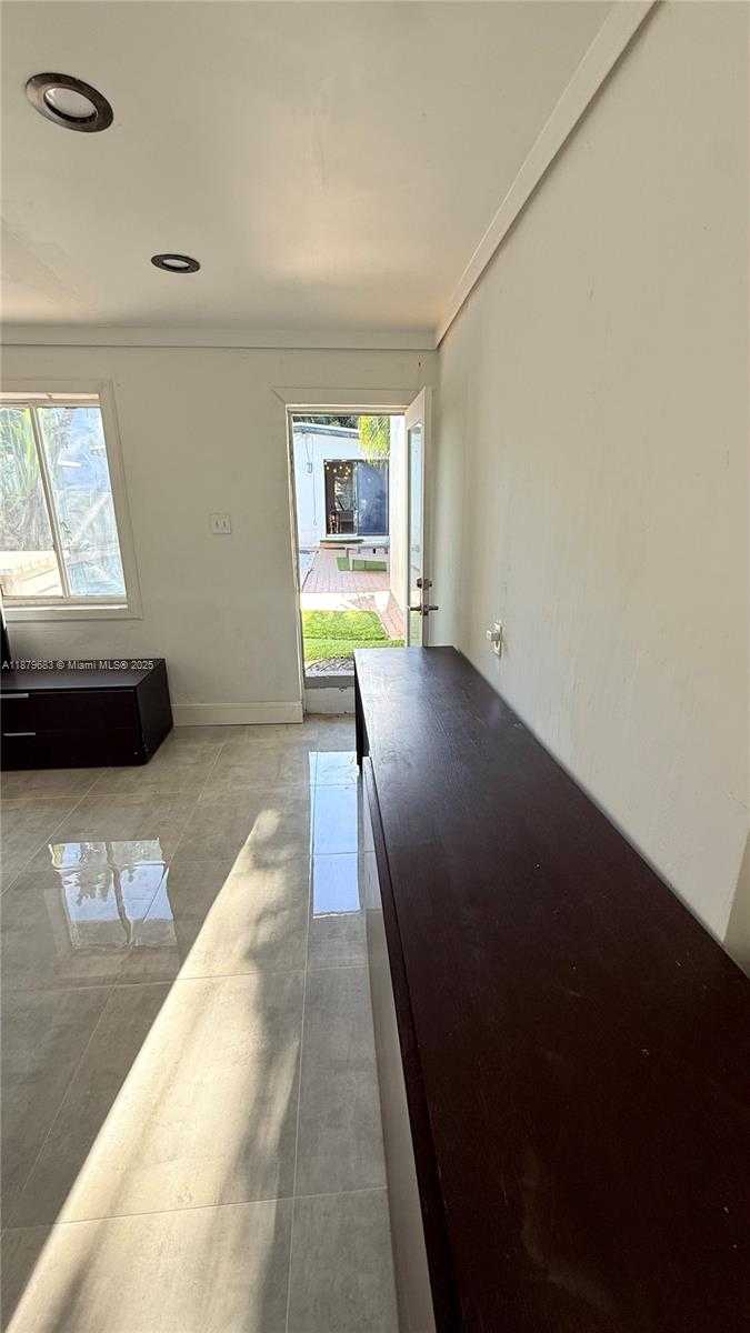 Small Image of 691 NORTH WEST 7TH ST RD, Miami Number 8