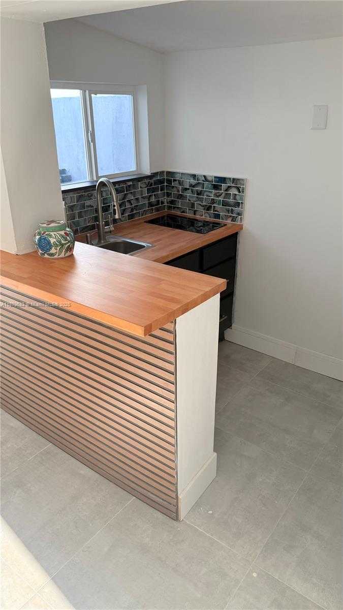 Small Image of 691 NORTH WEST 7TH ST RD, Miami Number 9