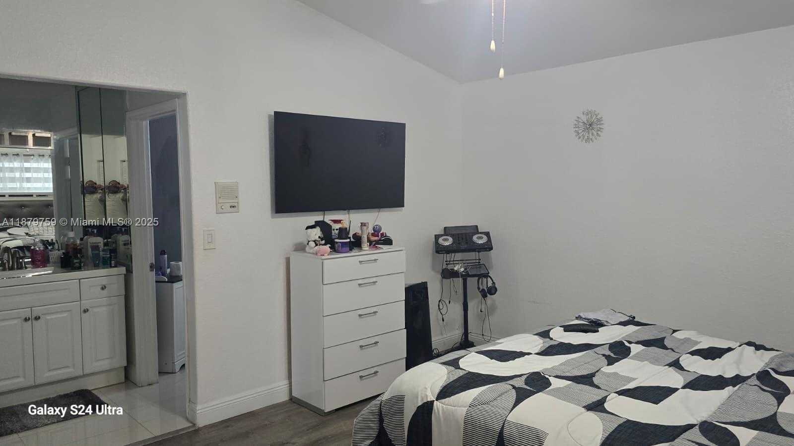 Small Image of 3240 WEST 76TH PL, Hialeah Number 14