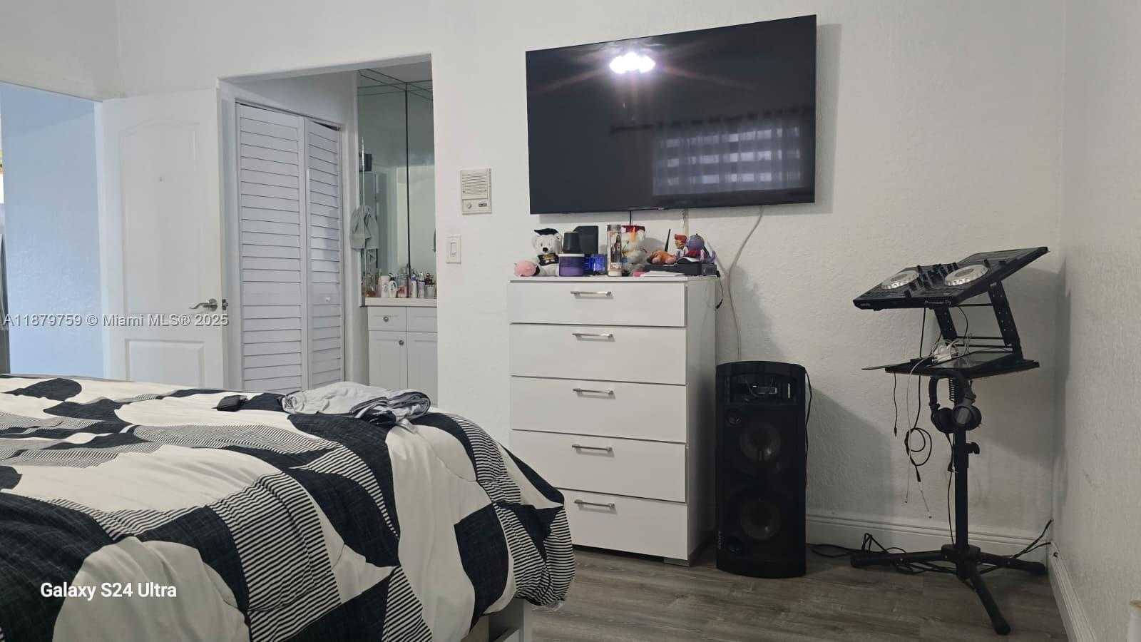 Small Image of 3240 WEST 76TH PL, Hialeah Number 15