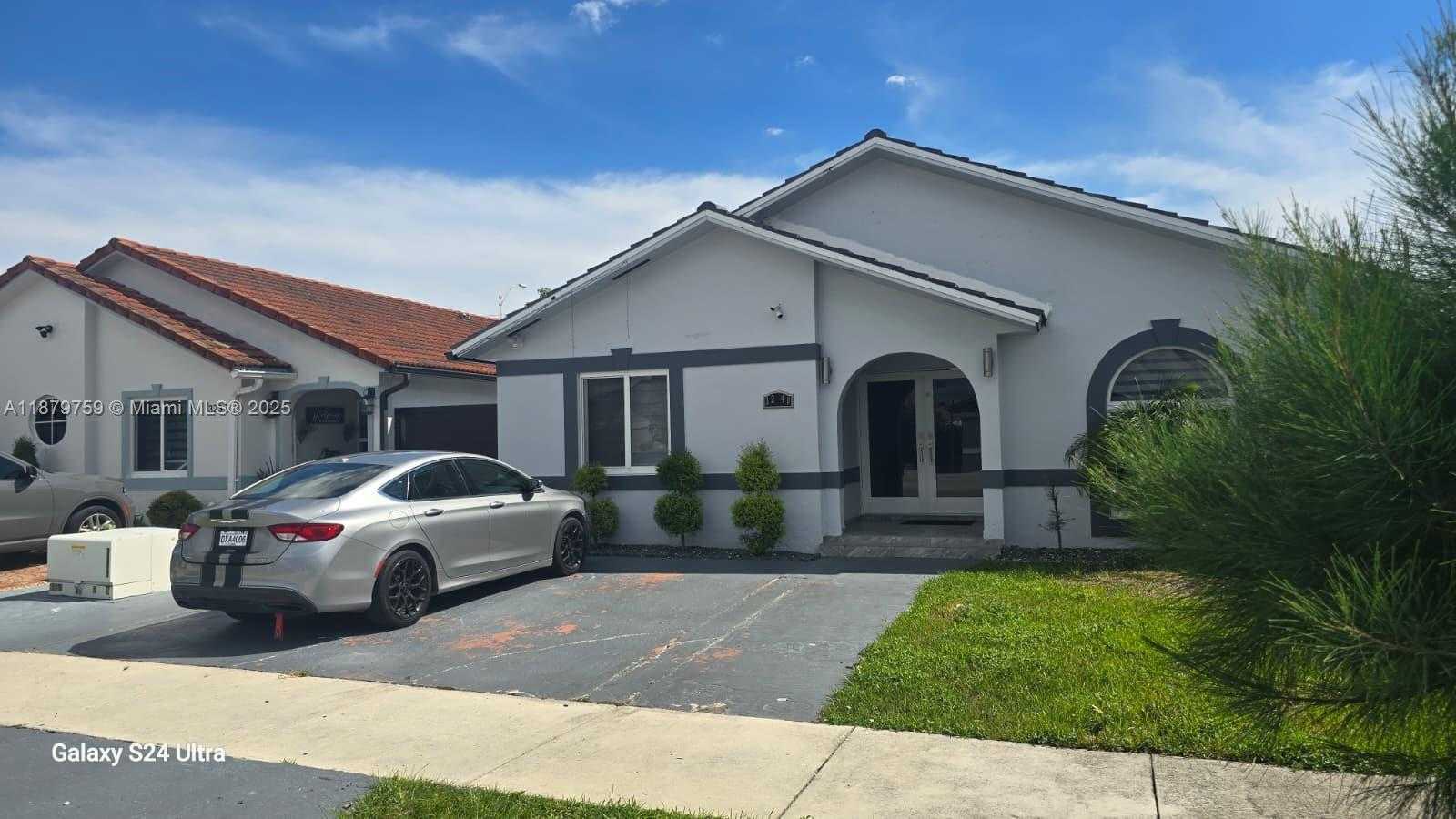 Small Image of 3240 WEST 76TH PL, Hialeah Number 2