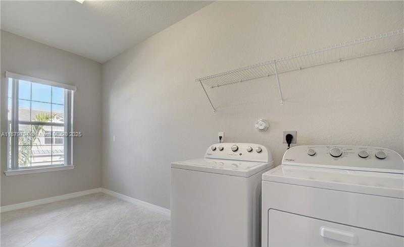 Small Image of 1422 SILK OAK DR, Hollywood Number 17