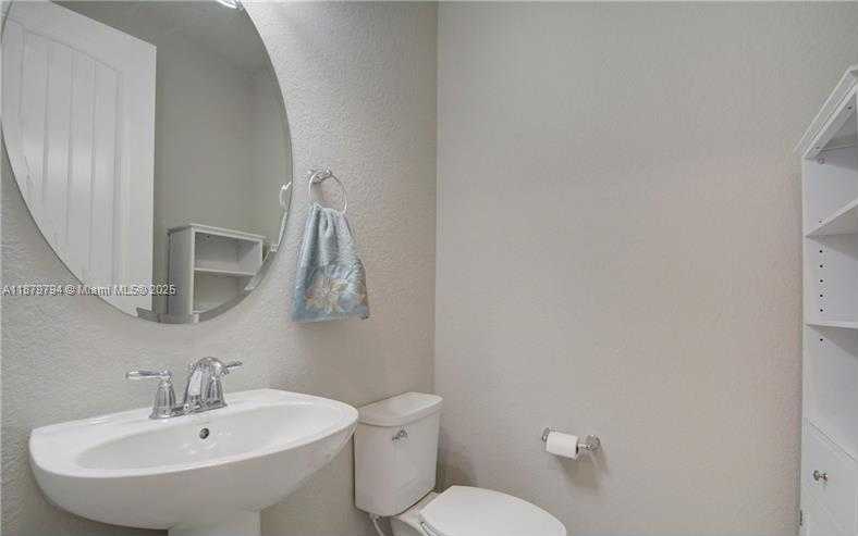 Small Image of 1422 SILK OAK DR, Hollywood Number 18