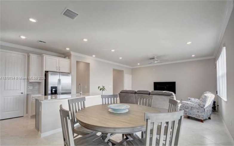 Small Image of 1422 SILK OAK DR, Hollywood Number 5
