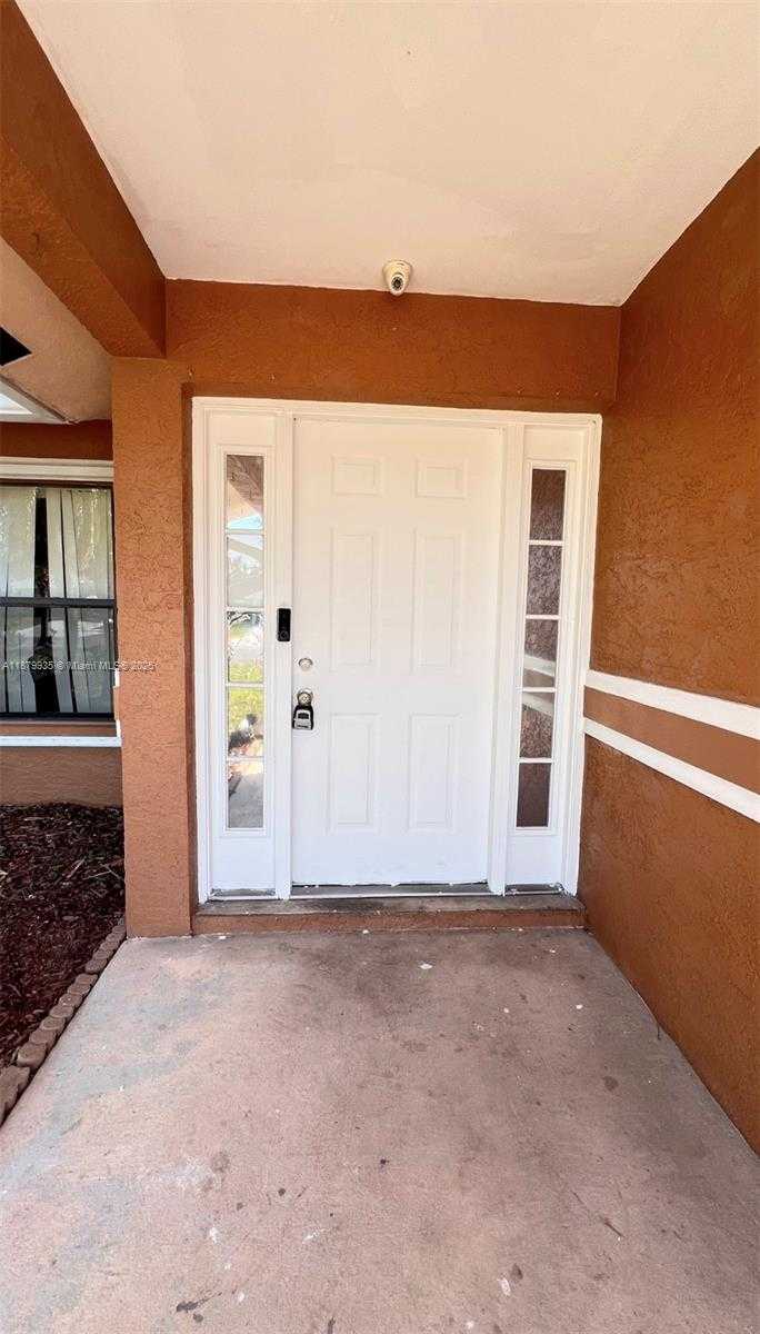 Small Image of 1925 SOUTH EAST FLORESTA DR, Port St. Lucie Number 2