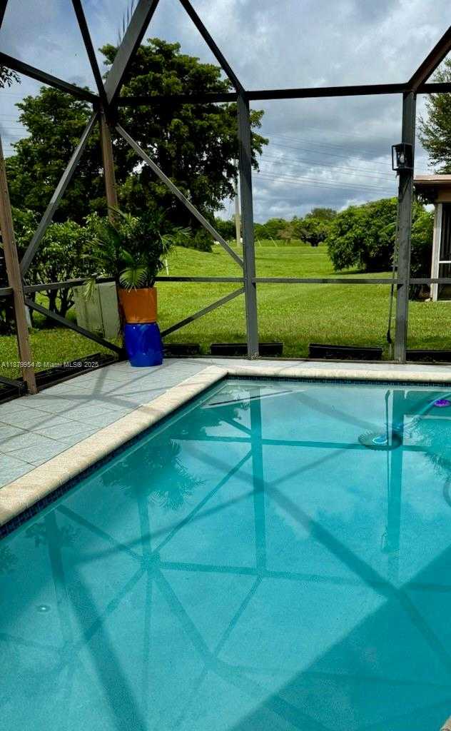 Small Image of 4713 HOLLY DR, Tamarac Number 21