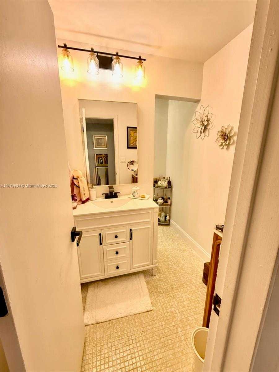 Small Image of 4713 HOLLY DR, Tamarac Number 6