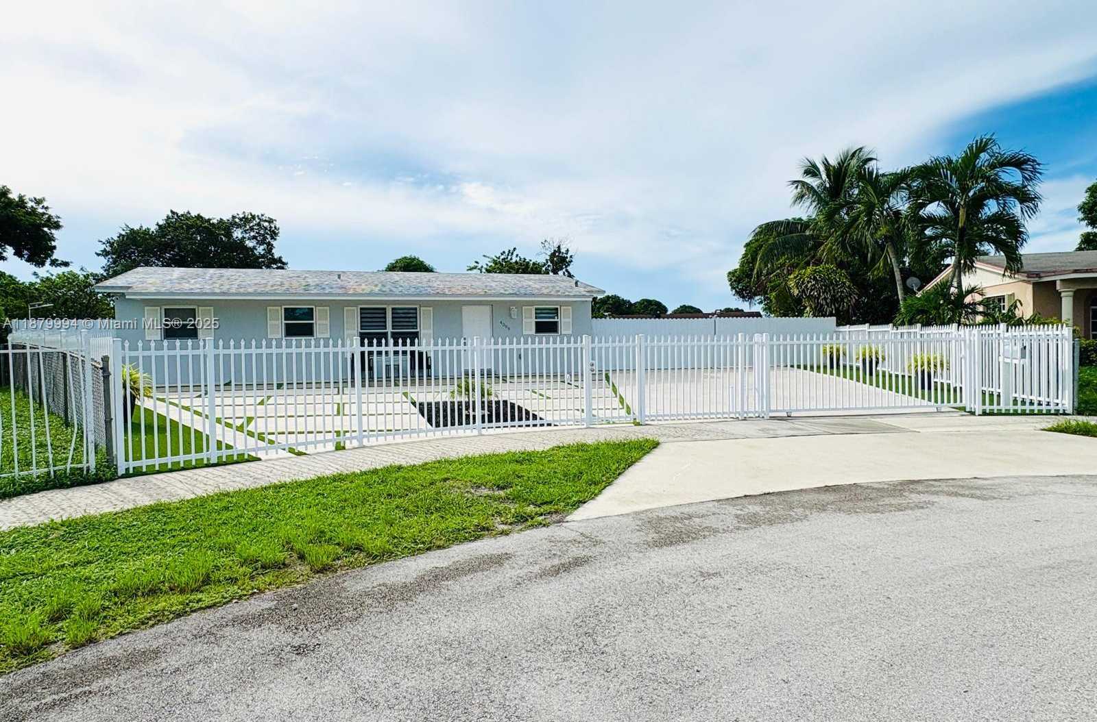 Small Image of 4384 NORTH WEST 202ND ST, Miami Gardens Number 2