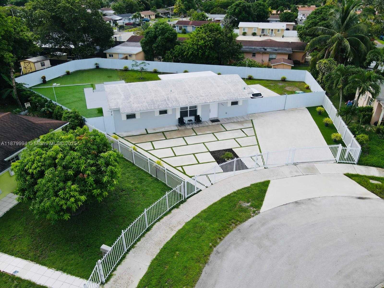 Small Image of 4384 NORTH WEST 202ND ST, Miami Gardens Number 3