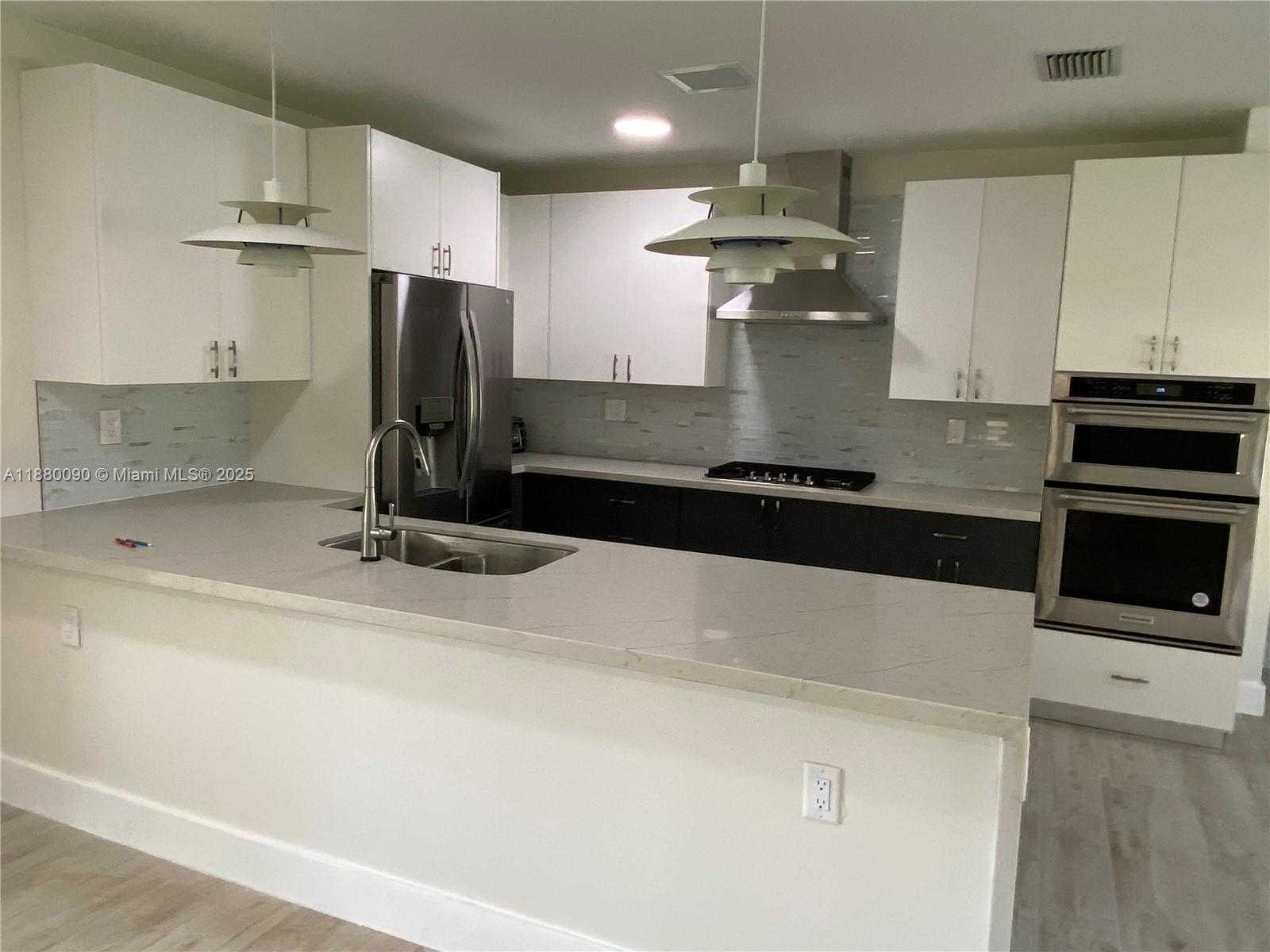 Small Image of 6090 SOUTH WEST 63RD AVE, South Miami Number 4