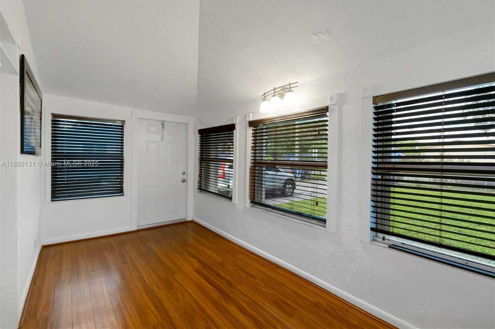 Small Image of 5740 LINCOLN ST, Hollywood Number 11