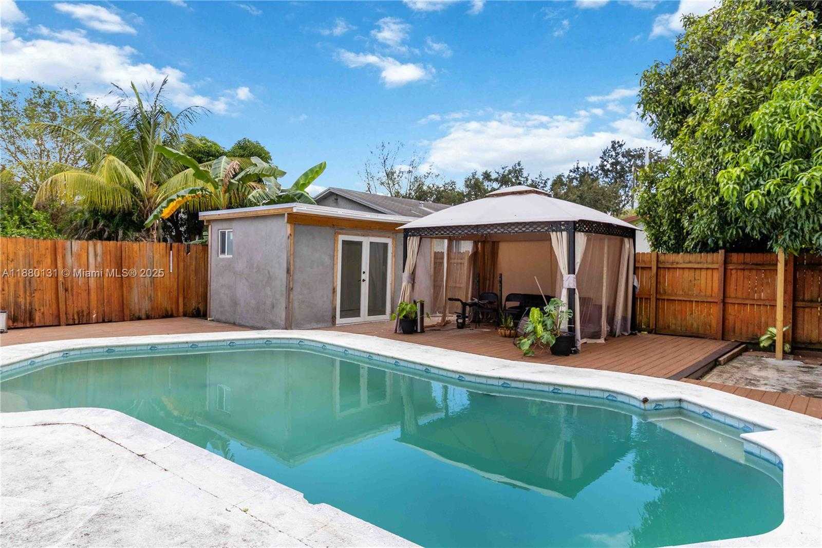 Small Image of 5740 LINCOLN ST, Hollywood Number 2